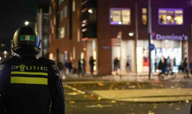 Amsterdam'da tramvay ateşe verildi