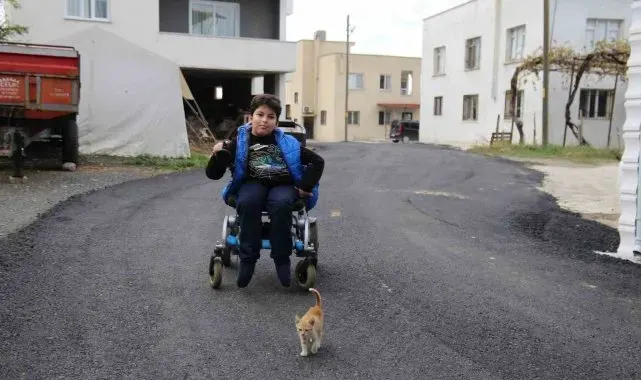Yürek ısıtan çalışma; engelli aracıyla okula tek başına gitmek isteyen Mehmet'in okul yolu asfaltlandı