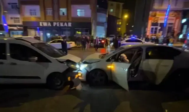 Muş'ta kazaya karışan iki otomobil savrularak çevredeki araçlara çarptı: 7 yaralı