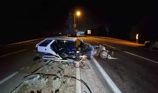 Karaman'da otobüsü sollamak isteyen otomobil refüjdeki ağaçlara çarptı: 2'si çocuk 4 yaralı