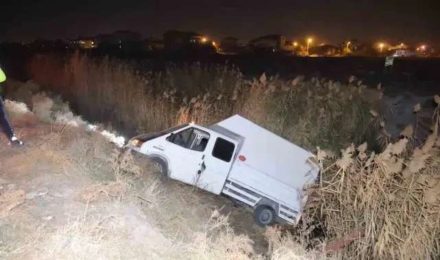 Aksaray'da otomobilin çarptığı kamyonet sulama kanalına düştü: 4 yaralı
