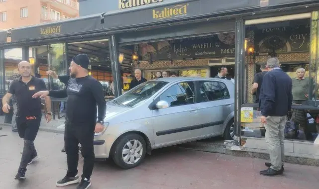 Otomobille kafeye daldı: 1'i ağır 4 yaralı