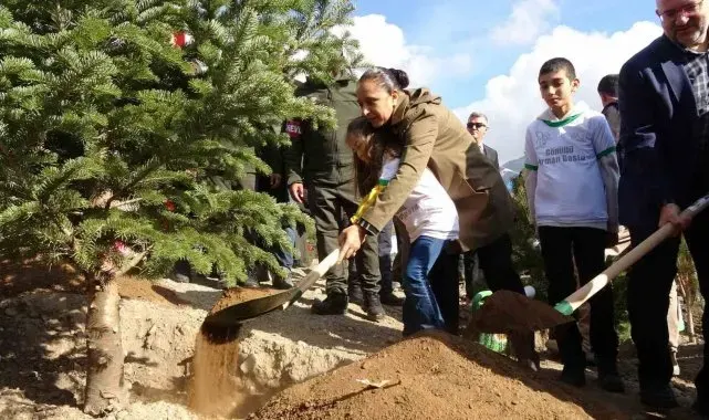 Burdur'da "Geleceğe nefes insanlığa nefes" diyerek 8 bin 850 fidan toprakla buluşturuldu