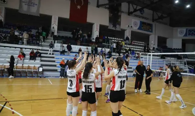 Turgutlu Belediyesi Kadın Voleybol Takımı rakibine geçit vermedi