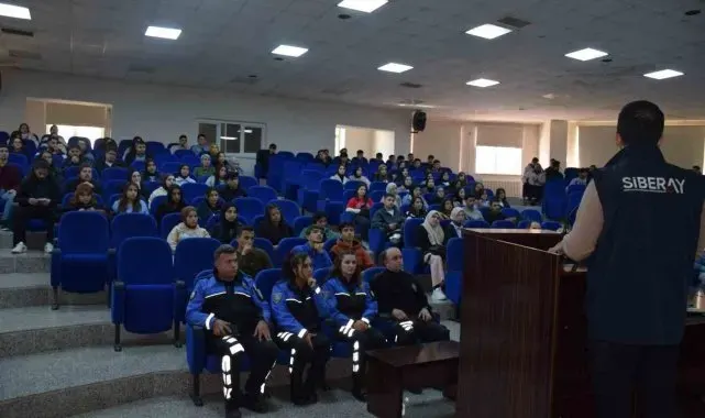 Polisten öğrenci ve öğretim görevlilerine siber güvenlik eğitimi