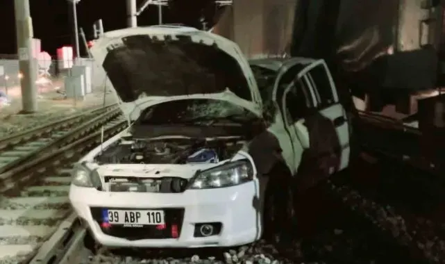 Lüleburgaz'da yük treni ile otomobil çarpıştı: 2 yaralı