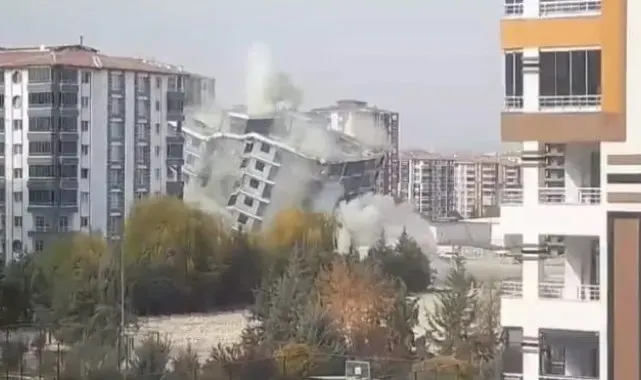 Ağır hasarlı 12 katlı bina saniyeler içerisinde yerle bir oldu