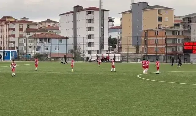 Sahanın sevimli ziyaretçisi futbolcuların antrenmanına ortak oldu