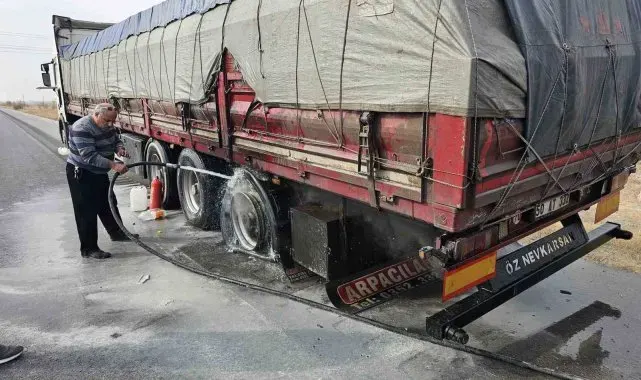 Tırdaki yangın tüpüyle itfaiye gelene kadar alevleri söndürdü