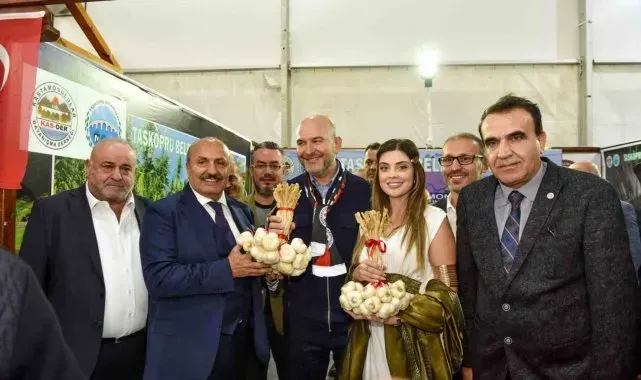 Eski Bakan Soylu, İstanbul'da vatandaşlara Taşköprü sarımsağı dağıttı