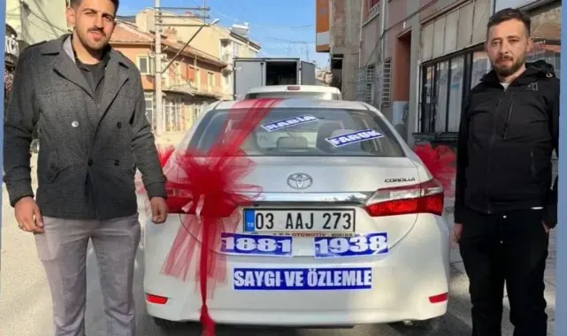 Gelin ve damat düğünlerinde Atatürk'ü unutmadı