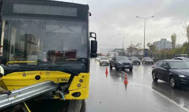 Kadıköy'de bariyerler İETT otobüsüne ok gibi saplandı
