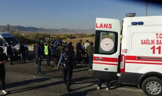 Batman'da minibüs ile traktör çarpıştı: 2'si ağır 5 yaralı