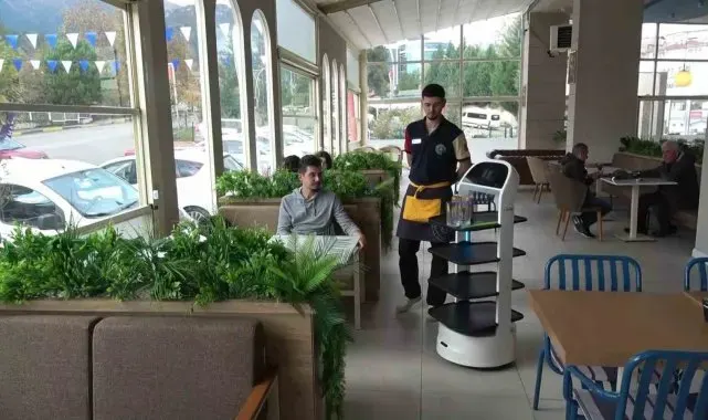 Bu kafede servislere robot yardımcı oluyor