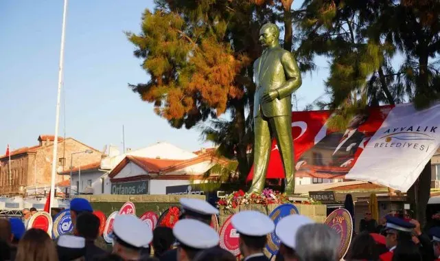 Ayvalık'ta Atatürk hüzünle anıldı