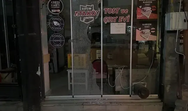 Alkollü şahıs dışlandığını düşündüğü çay ocağının camını kırdı
