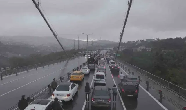 İstanbul Boğazı'nda Ata'ya saygı duruşu