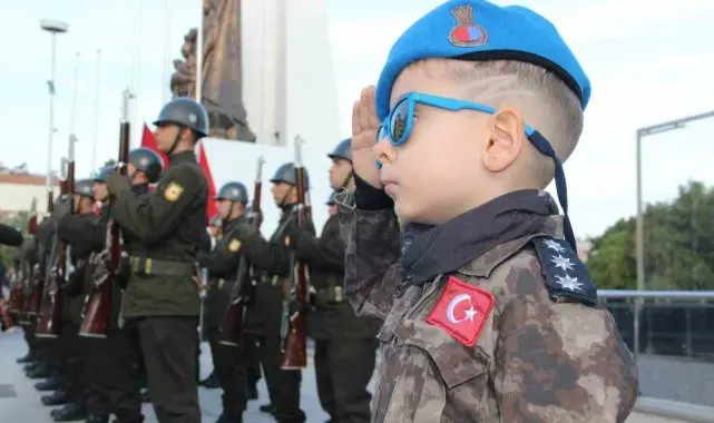 Manisalılar 7'den 70'e Atatürk'ü andı