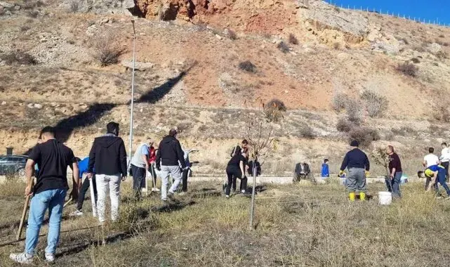 Bayburt'ta fidanlar toprakla buluştu
