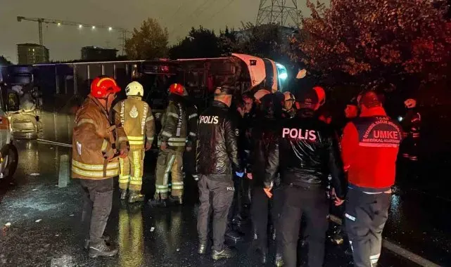 İstanbul Bayrampaşa'da yolcu otobüsü devrildi. Çok sayıda yaralı var