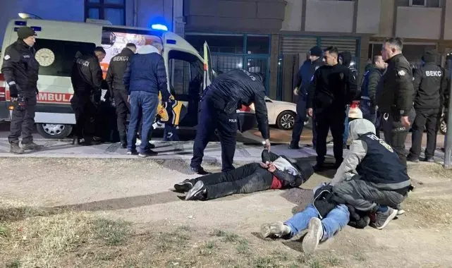 3 kişinin bıçaklandığı kavgadan kaçan şüpheliler kovalamacayla yakalandı