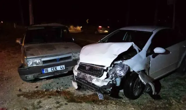 Bursa'da iki otomobil kafa kafaya çarpıştı: 6 yaralı