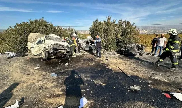 Karşı şeride geçen kamyonet otomobille kafa kafaya çarpıştı: 1 ölü 1 yaralı