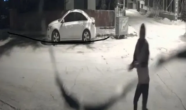 Elazığ'da depoya taşlı saldırı kameraya yansıdı