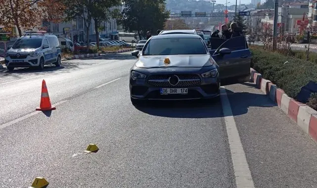 Bilecik'te otomobilin çarptığı yaşlı kadın bir yana, elindeki çantası bir yana savrulurken, kadın hayatını kaybetti