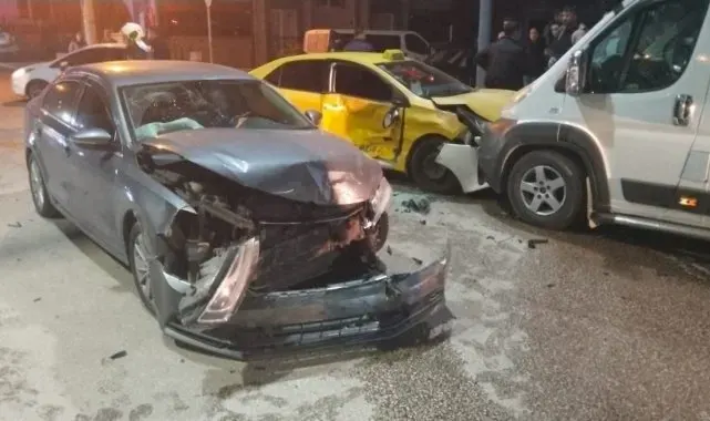 Zincirleme kazada maddi hasar oluştu