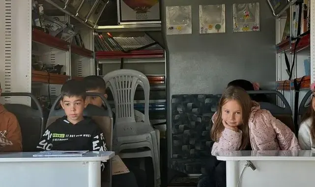 Minik öğrenciler 'Gezici Kütüphane' aracı ile tanıştı