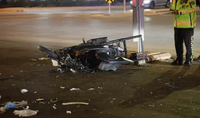 Motosiklet otomobile çarptı: 1'i ağır 2 yaralı