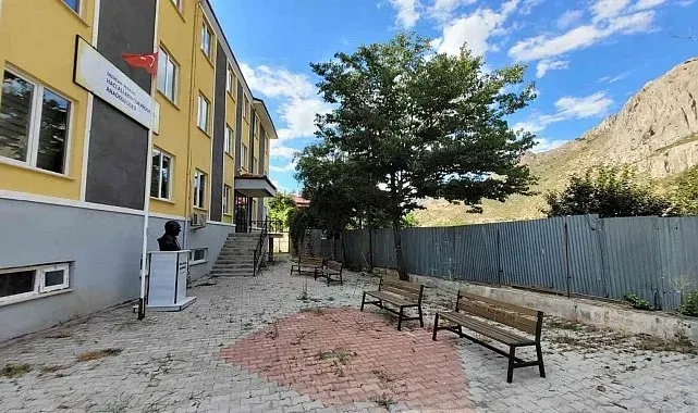 Kemaliye'de onarılmayan okul istinat duvarı tehlike oluşturuyor