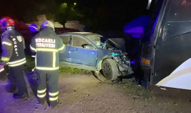 Otomobil park halindeki karavana çarptı