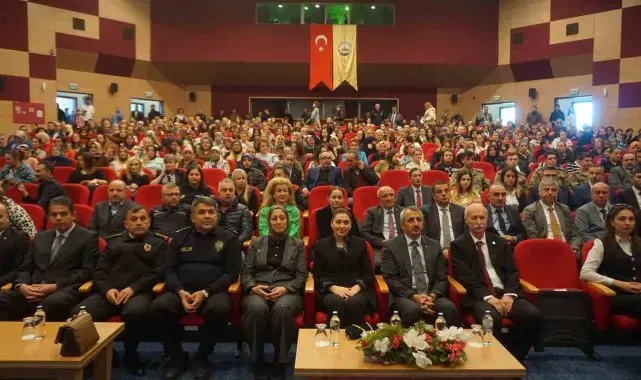 Vali Sezer: "Uyuşturucuyla mücadelede en büyük görev ailelere düşüyor"