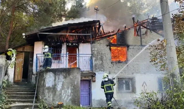 İki katlı ev alev alev yandı, yangın ormana sıçramadan söndürüldü