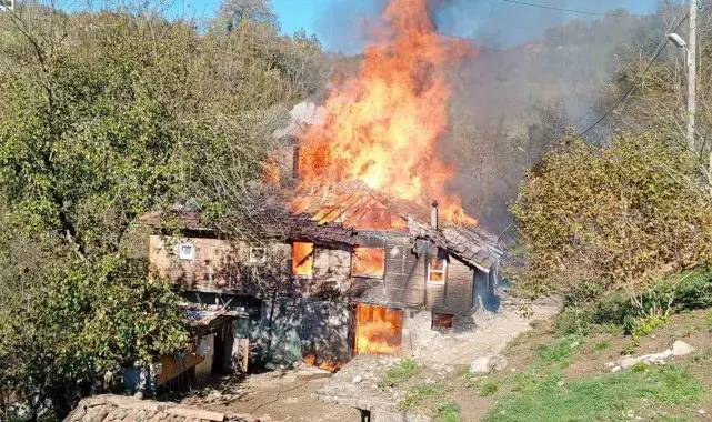 Karadeniz Ereğli'de iki katlı ahşap ev tamamen yandı
