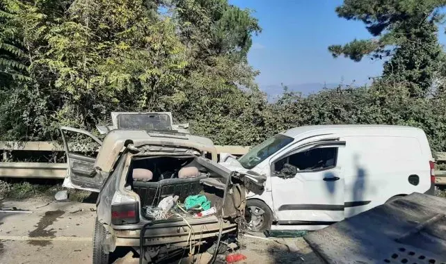 Sakarya'da otomobil ile hafif ticari araç çarpıştı: 1'i ağır 2 yaralı