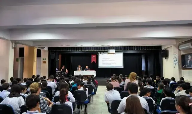 Eskişehir Orgeneral Halil Sözer Ortaokulu'nda 'Medya Okuryazarlığı' dersi eğitim semineri