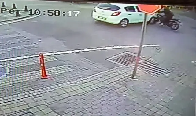 Otomobil ile motosikletin göz göre göre kazası kamerada