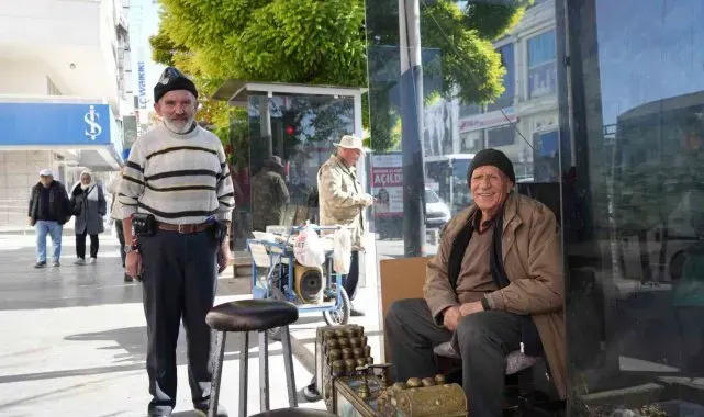 Aynı sokakta 68 yıldır ayakkabı boyayarak geçiniyor