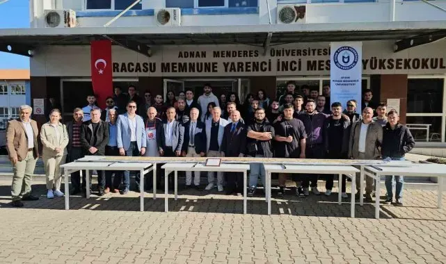Üniversite heyecanı yaşayan gençlere 6 buçuk metrelik pideyle 'hoş geldiniz' dediler