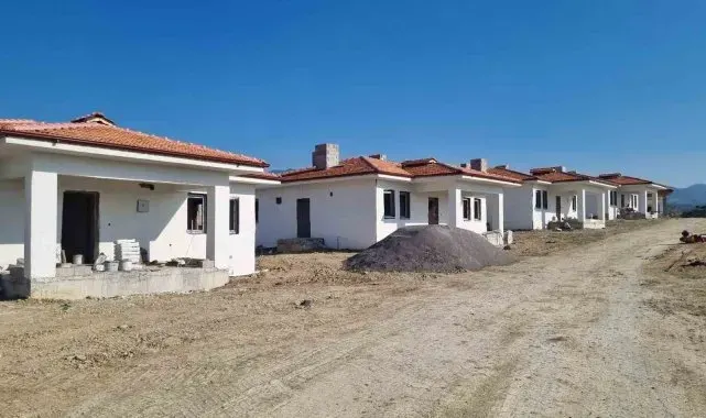 Arsuz'da köy tipi afet evleri yükseliyor