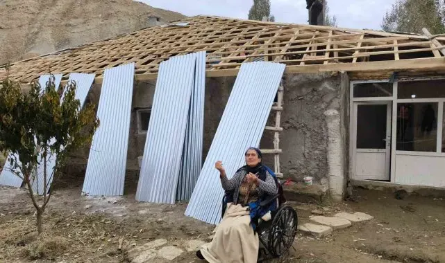 Başkale'de engelli vatandaşa çatı malzemesi desteği