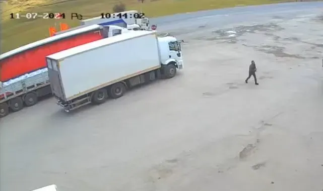 Tatvan'da el freni çekilmeyen tır şarampole yuvarlandı