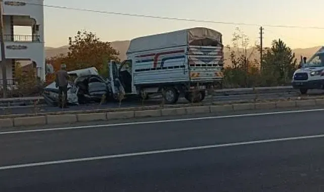 Elazığ'da otomobil ile kamyonet çarpıştı: 1 ölü, 1 yaralı