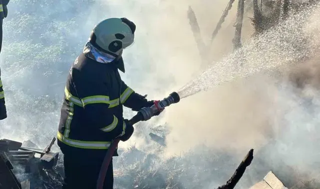 Sinop'ta çakmakla oynayan çocuklar samanlığı yaktı