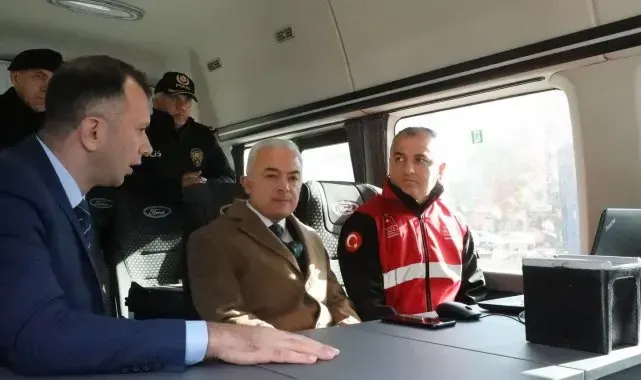Vali Turan, Mobil Göç Noktası aracında incelemelerde bulundu