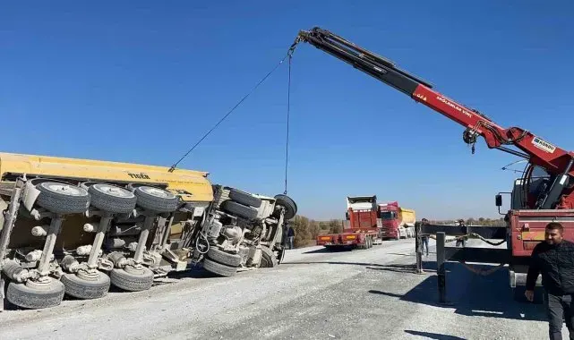 Lastiği patlayan tır devrildi, 1 kişi yaralandı