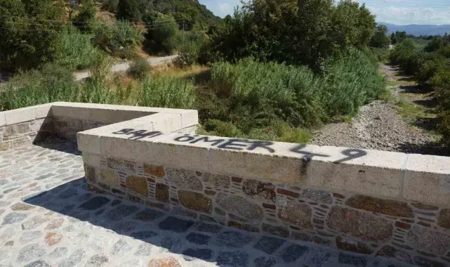 Restorasyonu tamamlanan tarihi köprü vandalların hedefi oldu